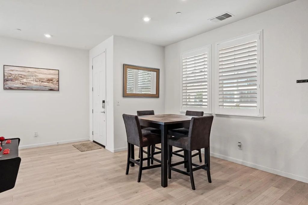 1048 Knox, Roseville