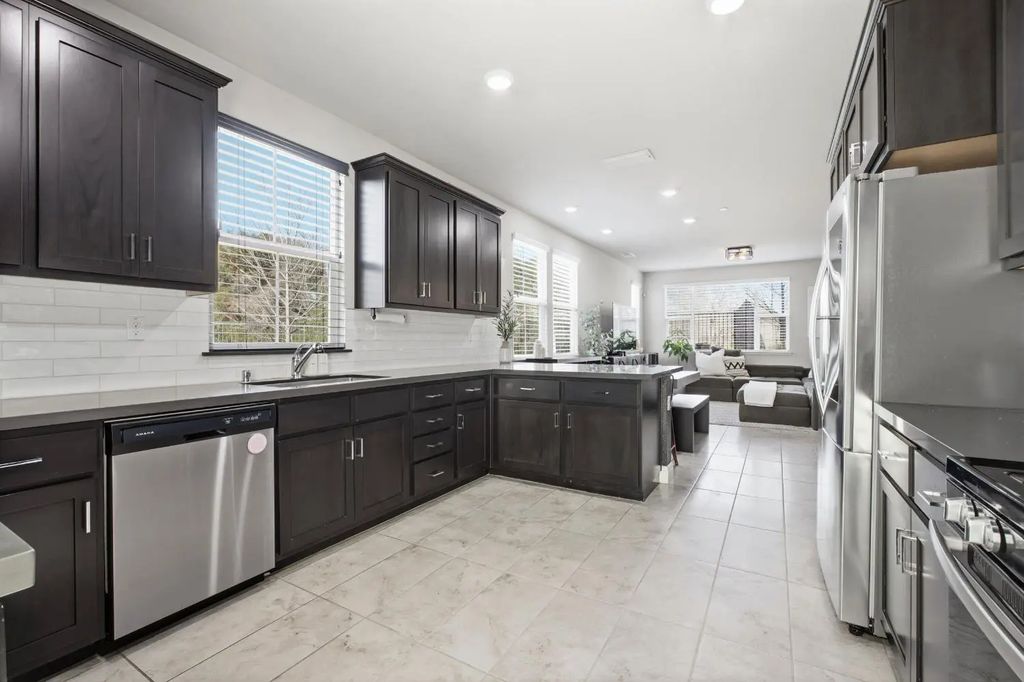 5 Huddlestone Circle, Roseville