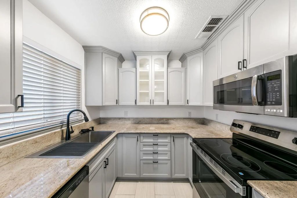 8733 Oak Avenue, Orangevale