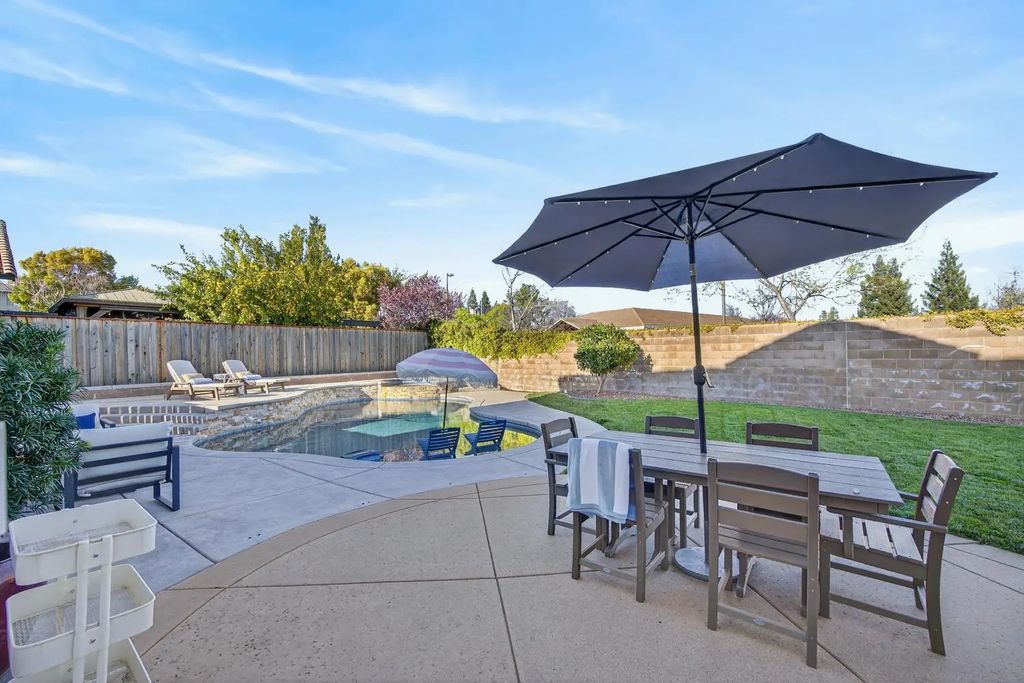 109 Hawk Crest Way, Roseville