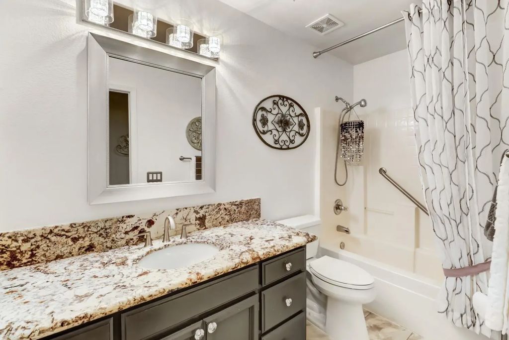 412 Brennen Circle, Roseville