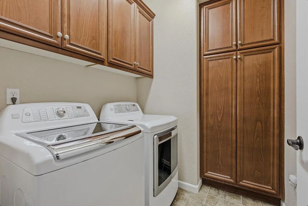 1265 Marseille Lane, Roseville