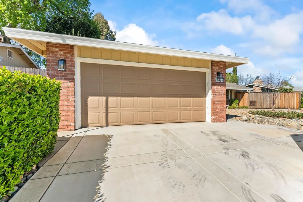 1520 Crestmont Oak Drive, Roseville