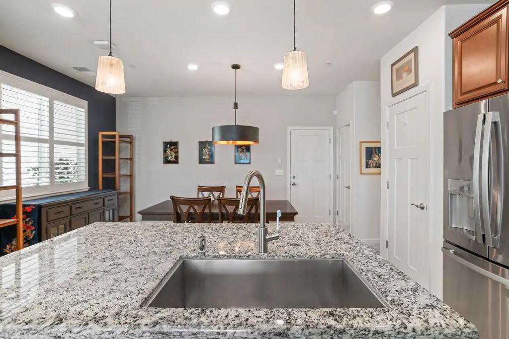 1041 Essington Lane, Roseville