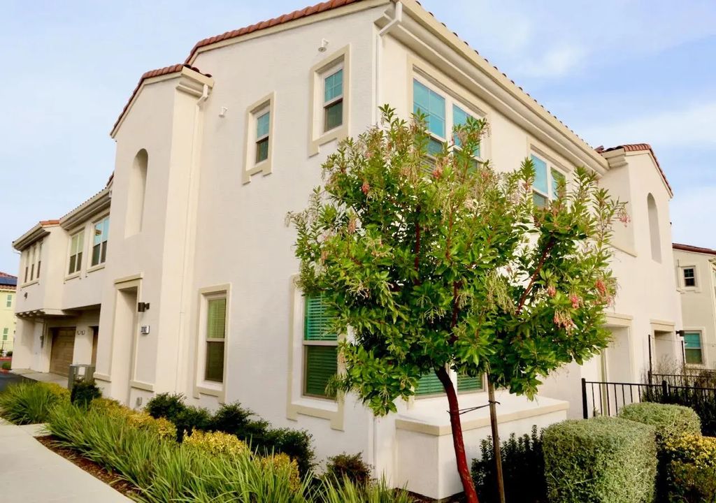 5301 E Commerce Way 33102, Sacramento