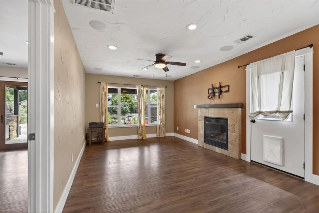 217 Earl Avenue, Roseville