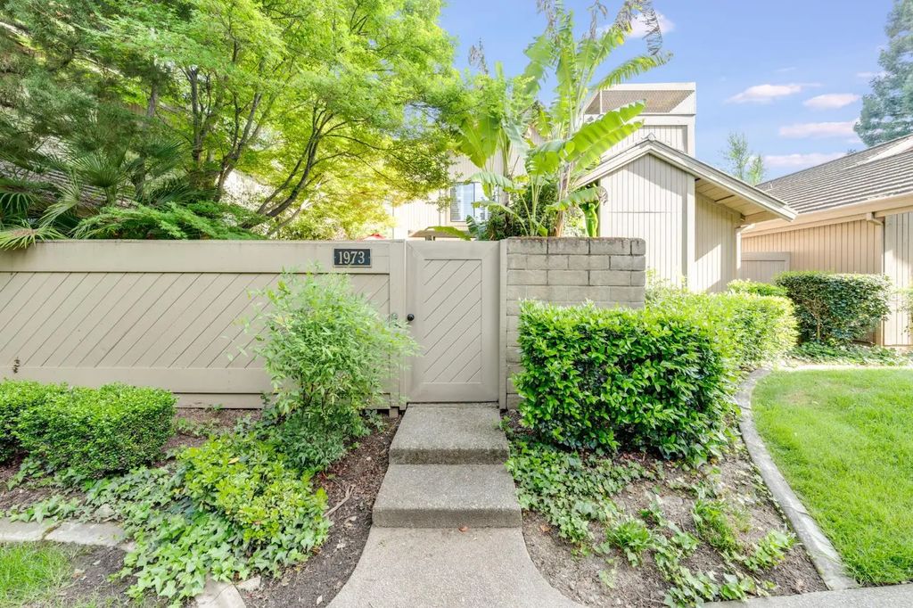 1973 Discovery Village Lane, Gold River