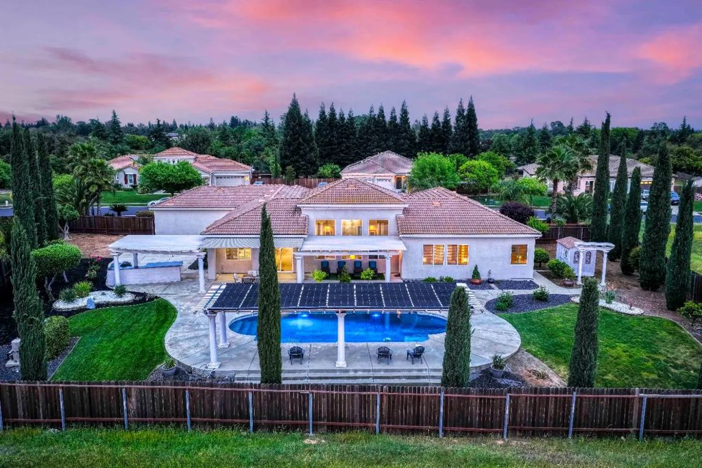 8537 Bridgestone Crescent, Roseville