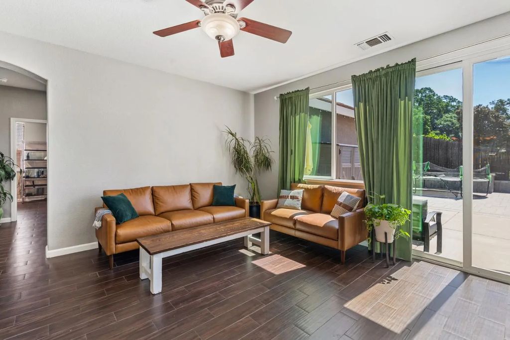 1320 Emerald Oak Road, Roseville