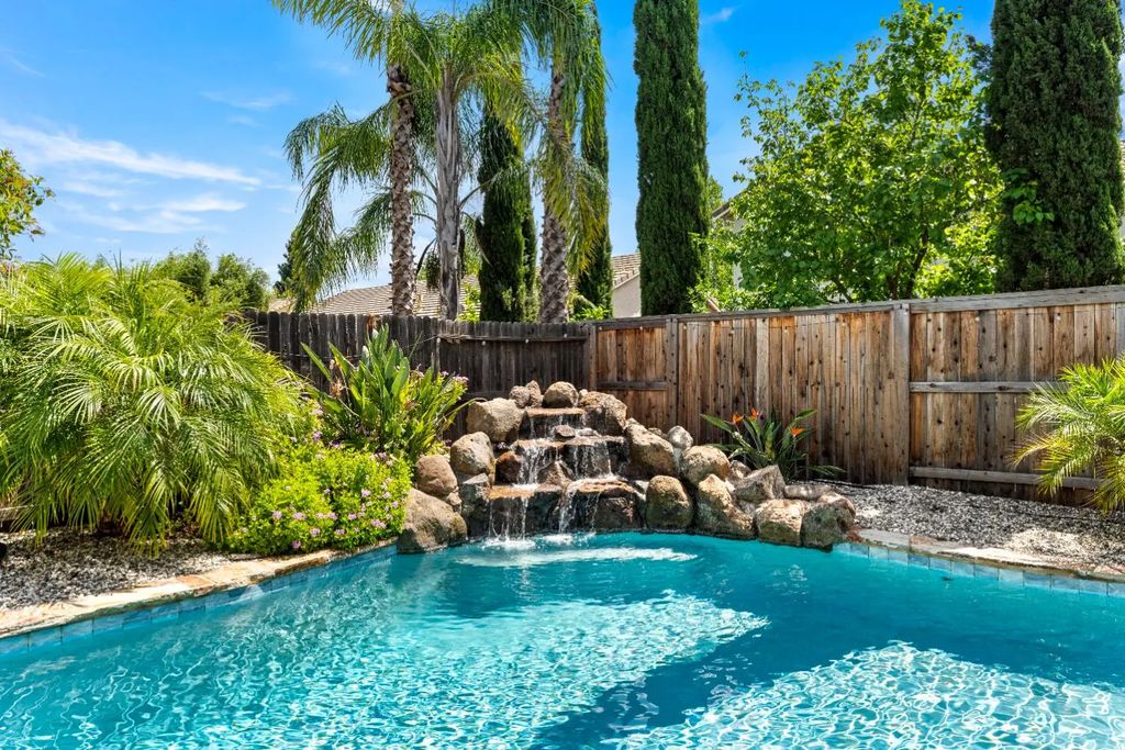 1198 Davmore Lane, Lincoln