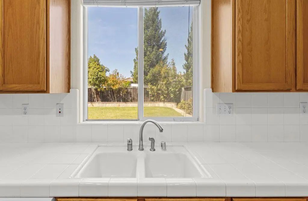 694 Devonshire Lane, Lincoln