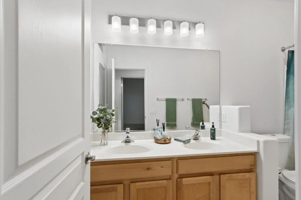 214 Saint Tropez, Lincoln