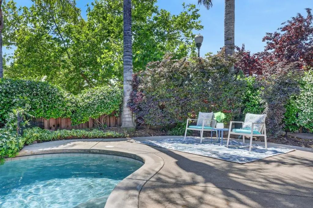2004 Elvenden Way, Roseville