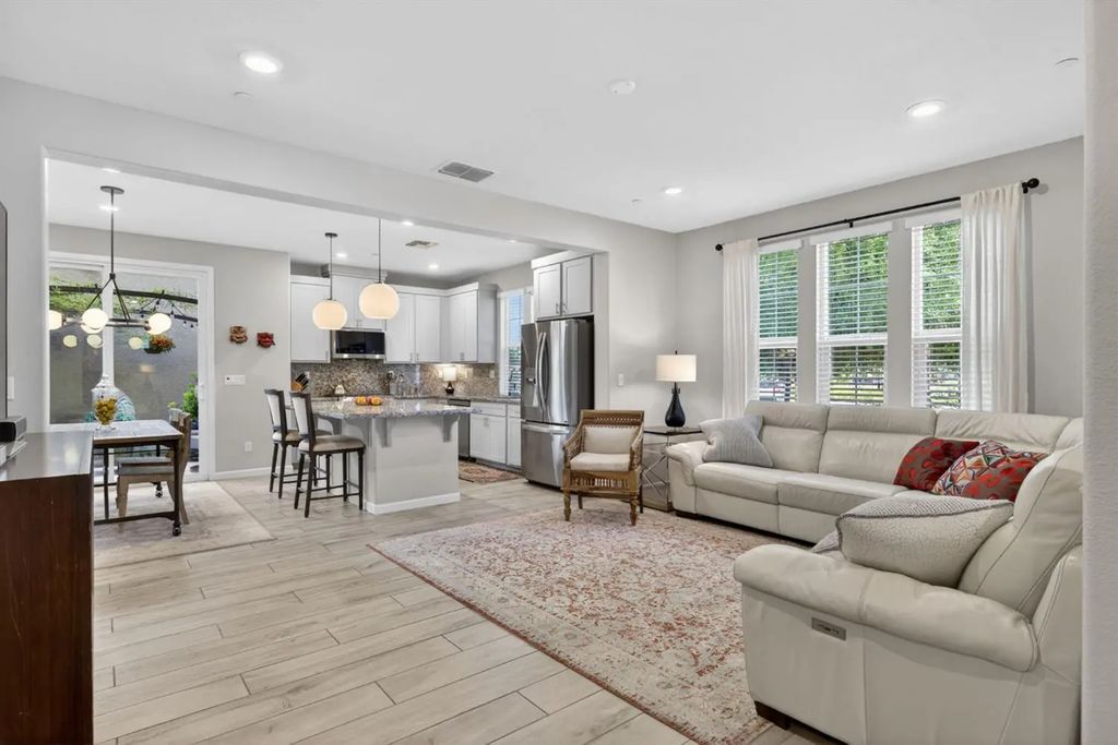 1617 Parkside Way, Roseville