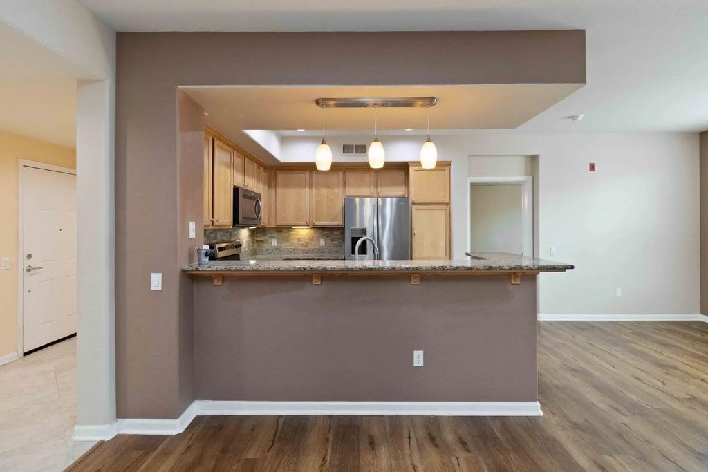 1550 Topanga 101, Lincoln