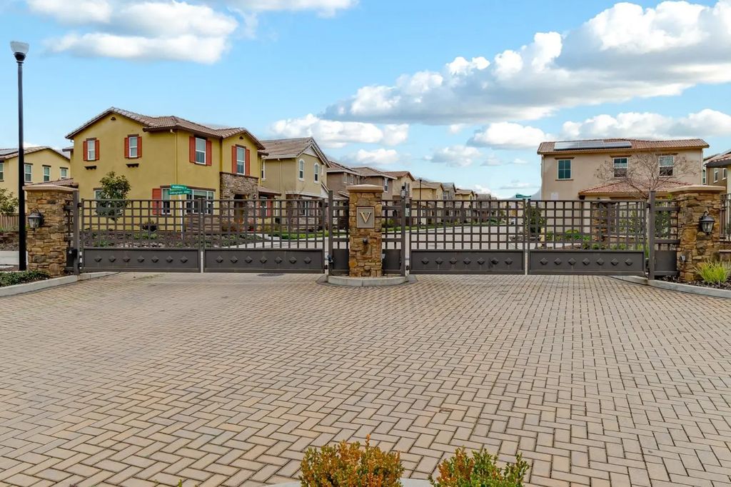 87 Huddlestone, Roseville