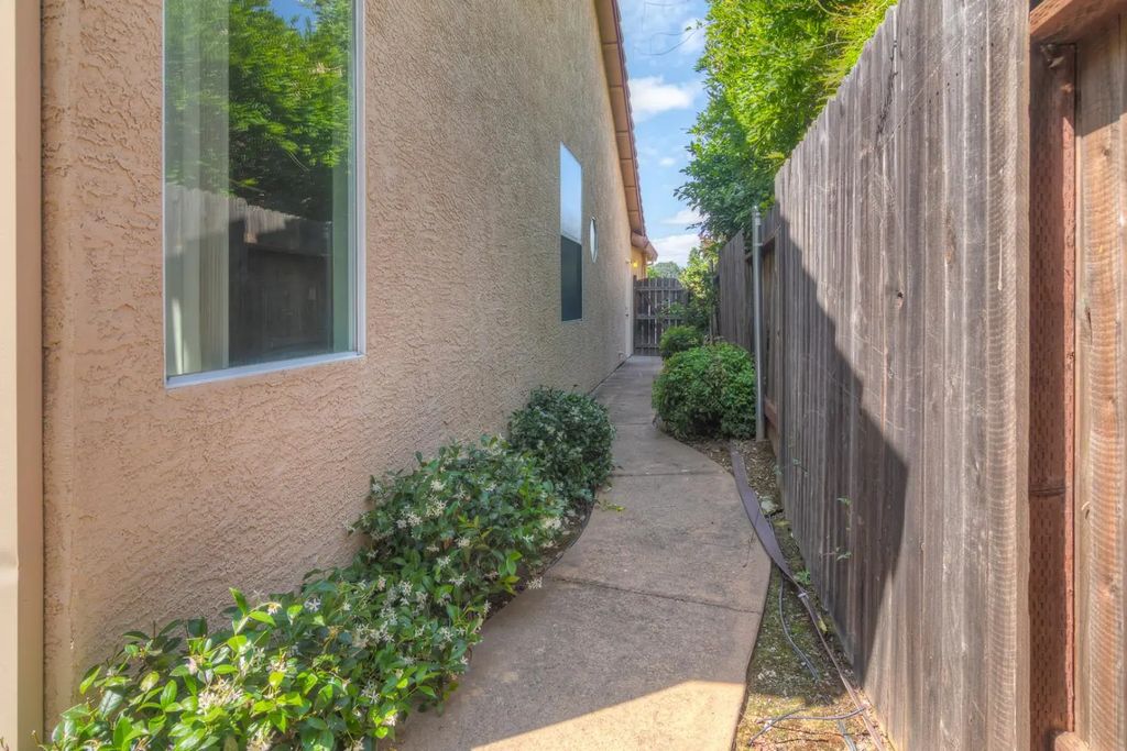 1657 Aylesbury Way, Roseville