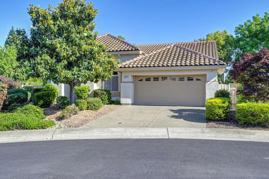 325 Roundhill Court, Roseville