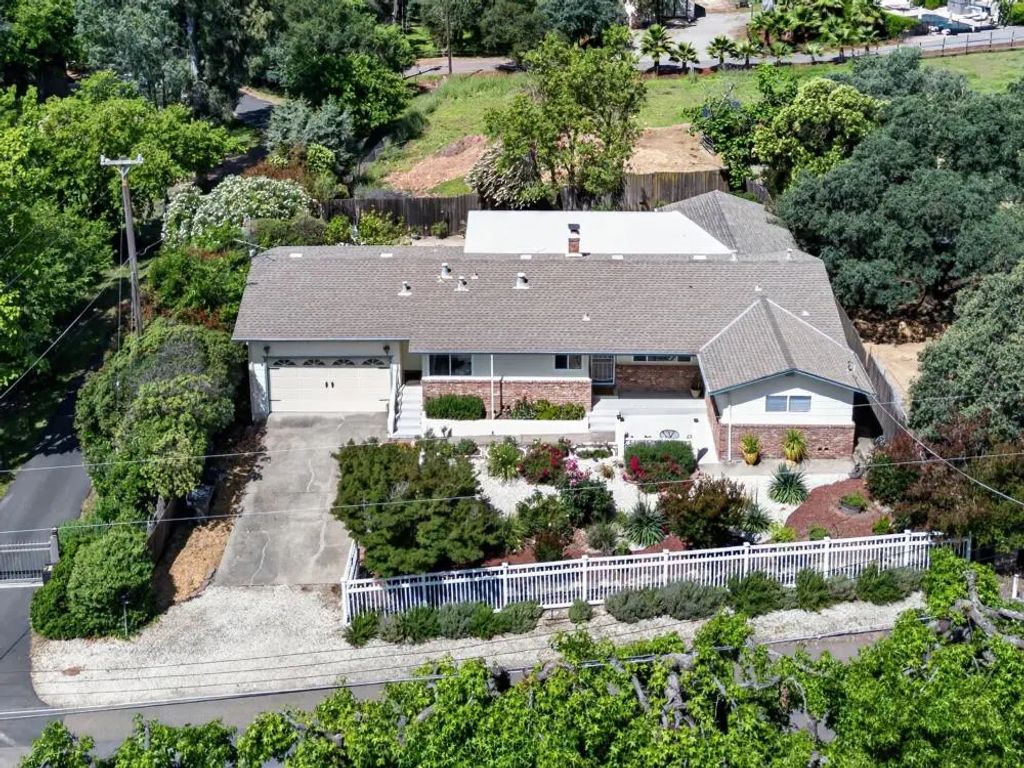 8133 E Peerless Avenue, Orangevale