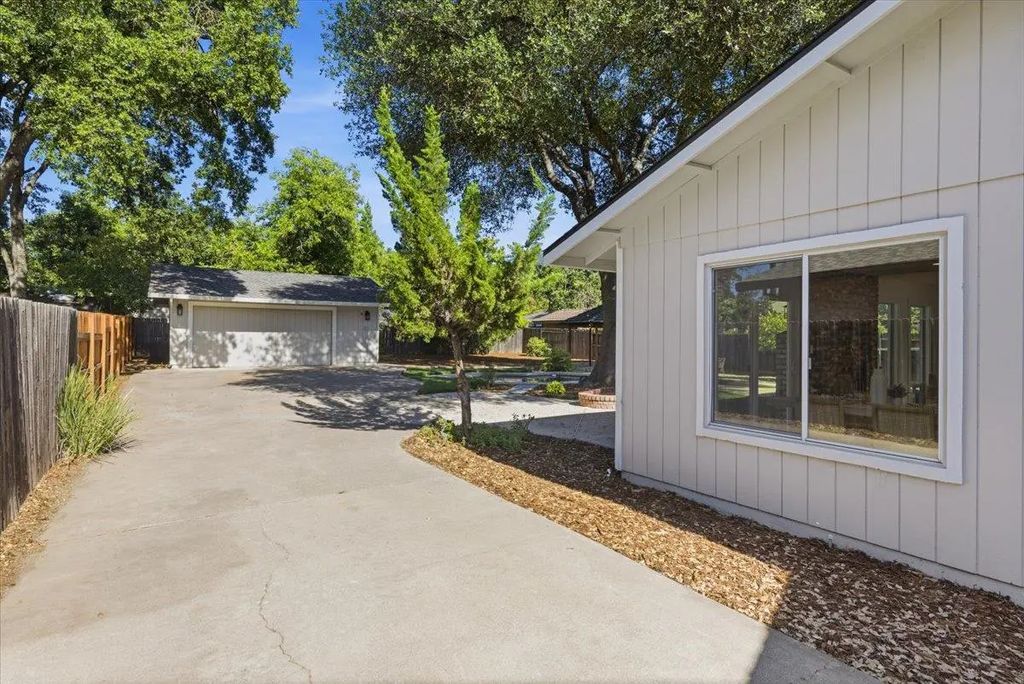 2738 California Avenue, Carmichael