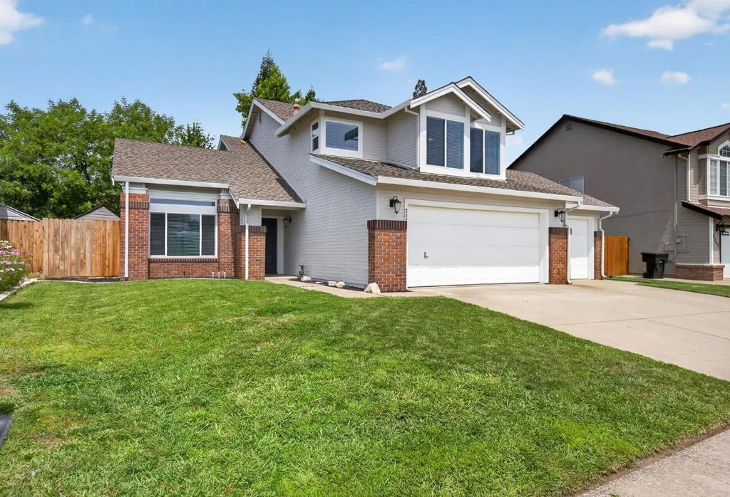 2225 Americana Drive, Roseville