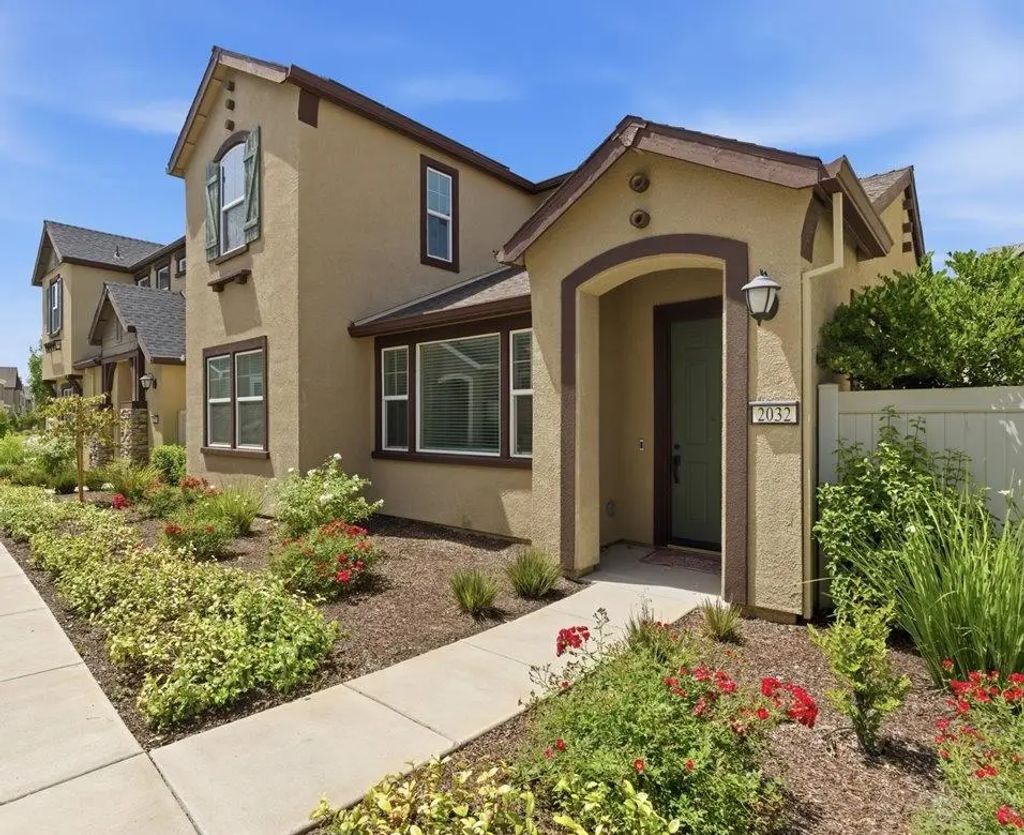 2032 Brave Hawk Loop, Roseville
