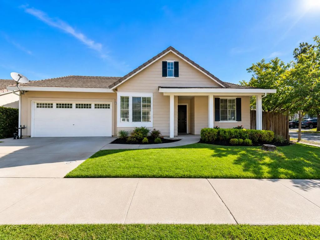 385 Summer Grove Circle, Roseville