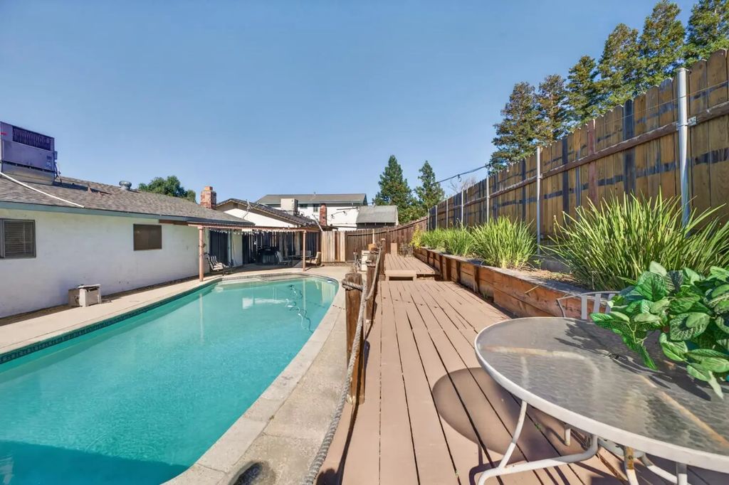 1016 Azure Court, Roseville