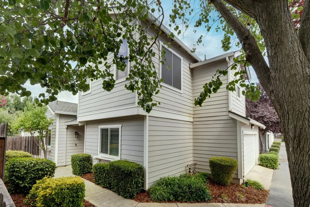 6455 Laguna Mirage Lane, Elk Grove