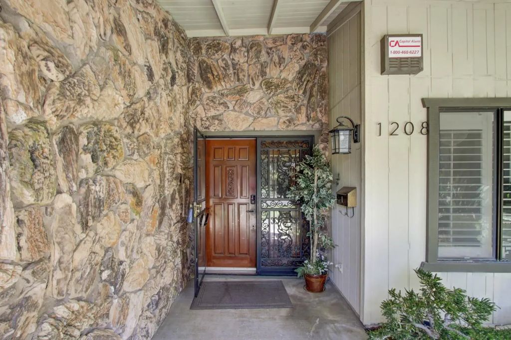 1208 Lantern Court, Sacramento