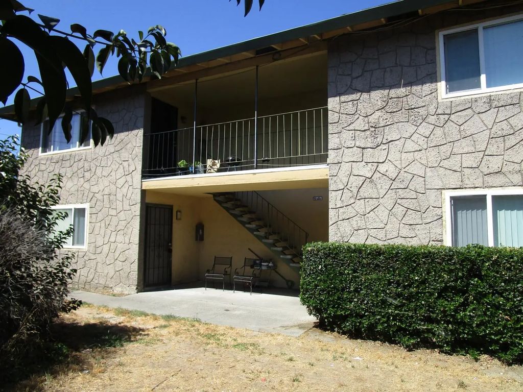 4561 Ashcroft Avenue, Sacramento