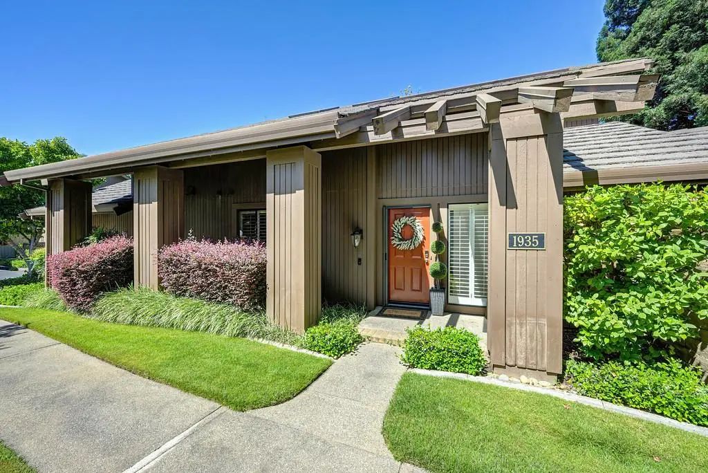 1935 Discovery Village Lane, Gold River