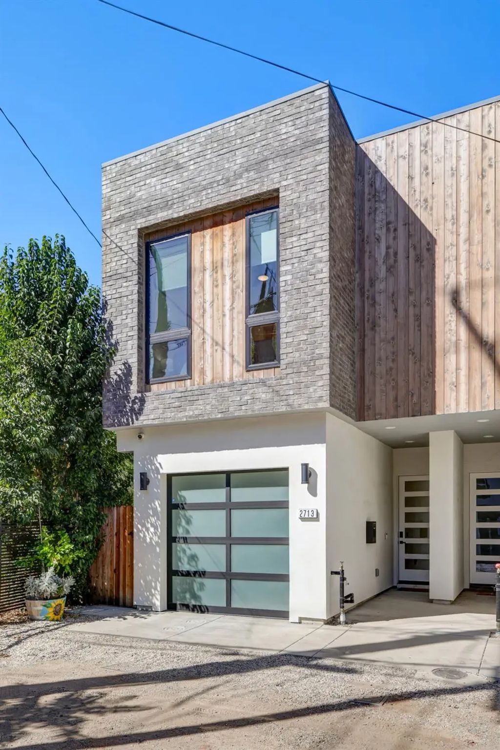2713 Democracy Alley, Sacramento