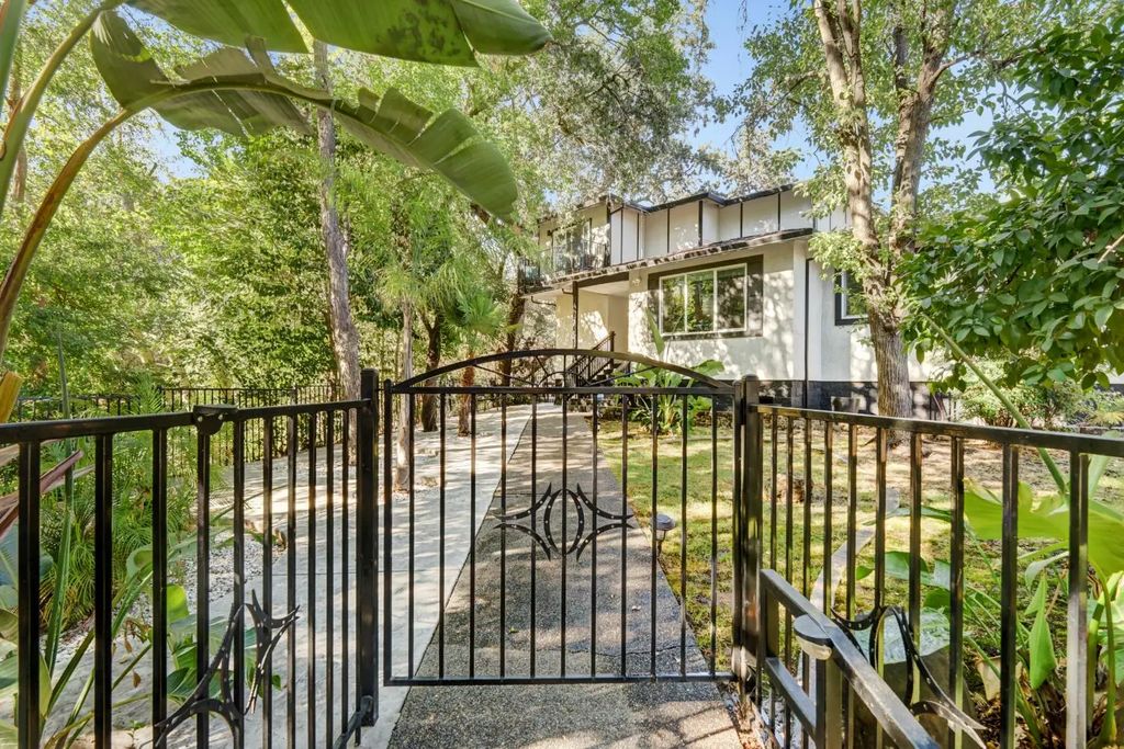 77 Columbia Avenue, Roseville