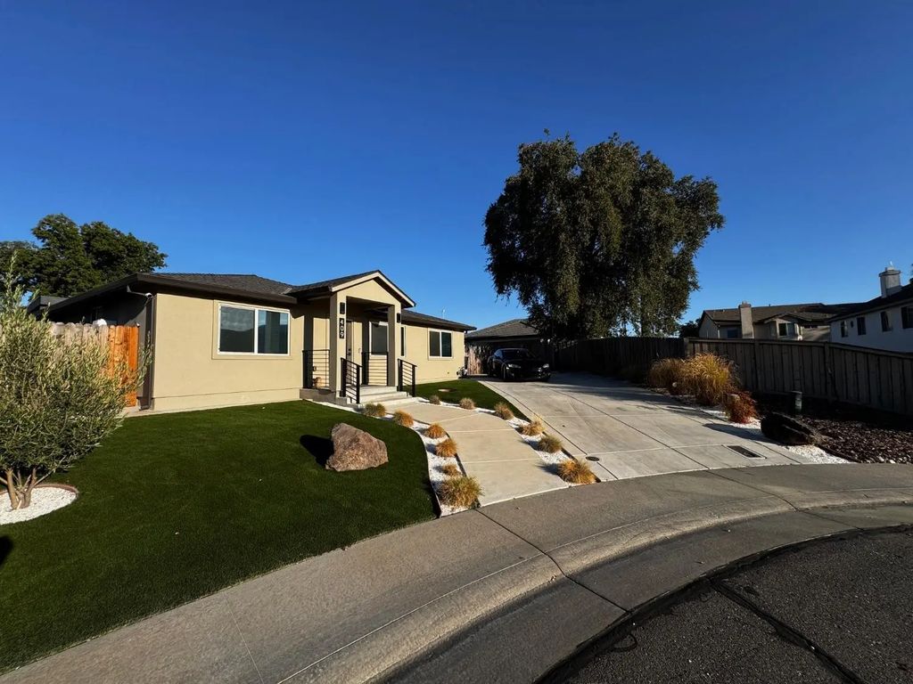 409 Hovey Court, Roseville