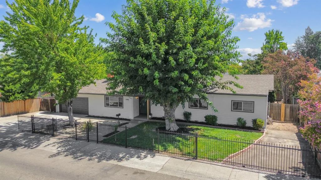 3232 Mission Avenue, Carmichael