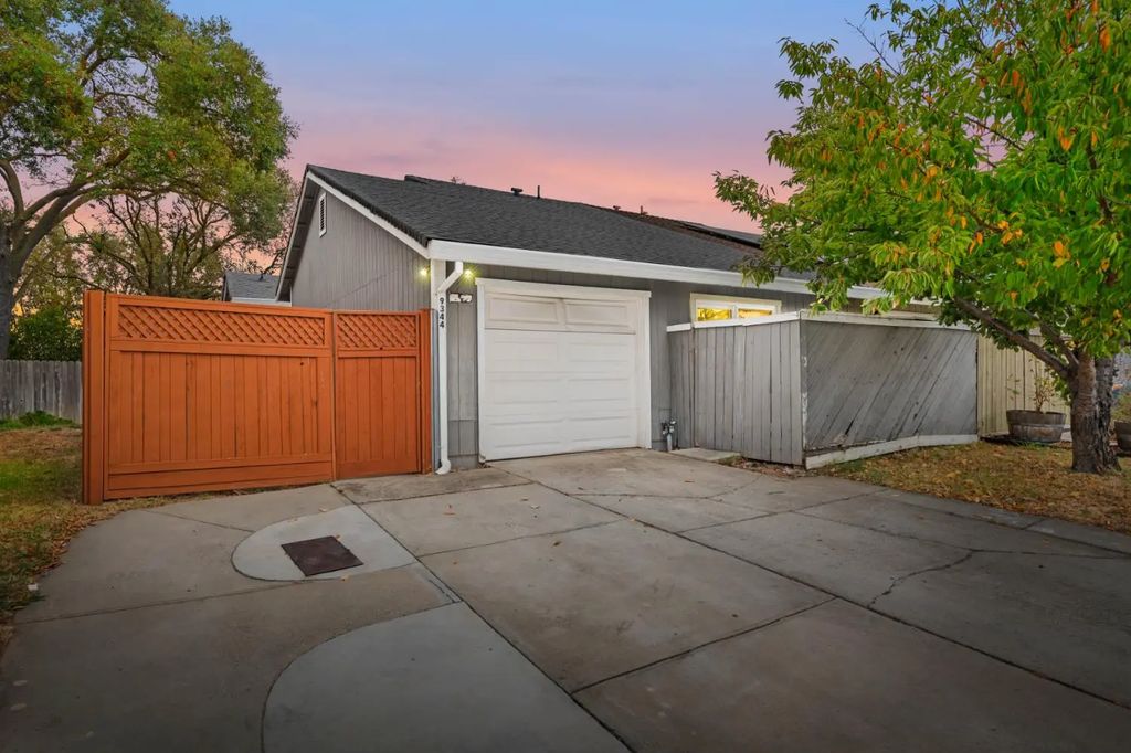 9344 Aizenberg Circle, Elk Grove