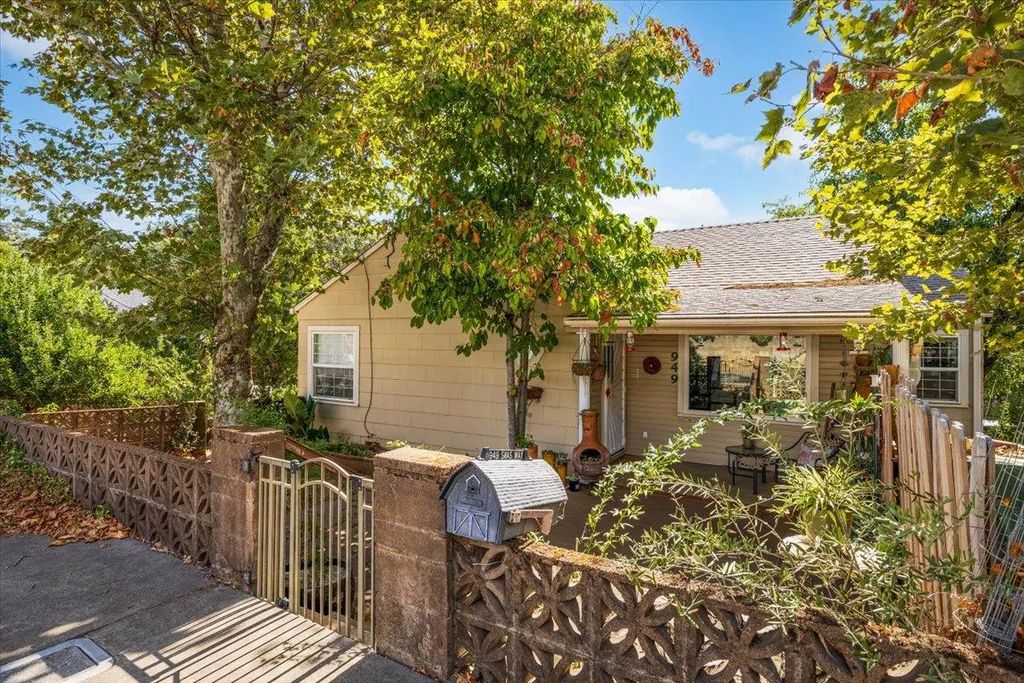 949 Simas Way, Placerville