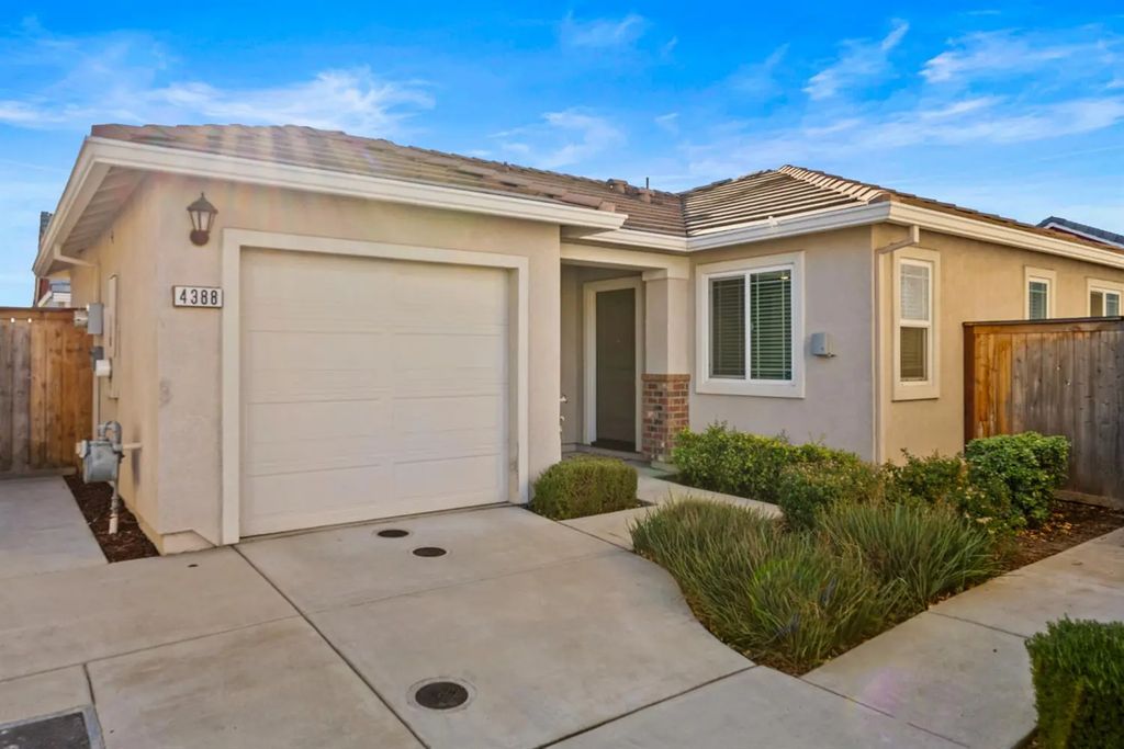 4388 Silver Cedar Lane, Sacramento