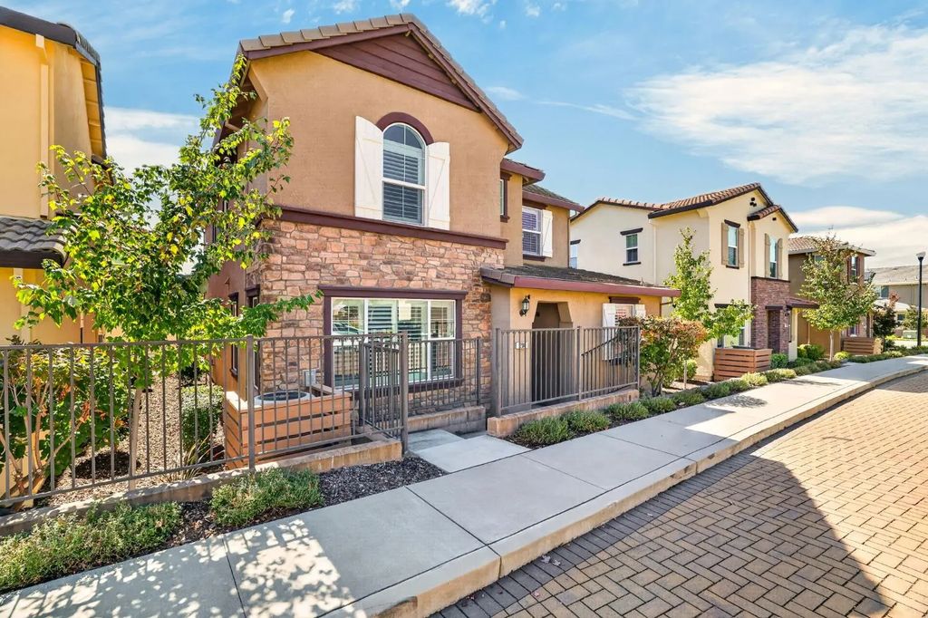 204 Rochdale Street, Roseville