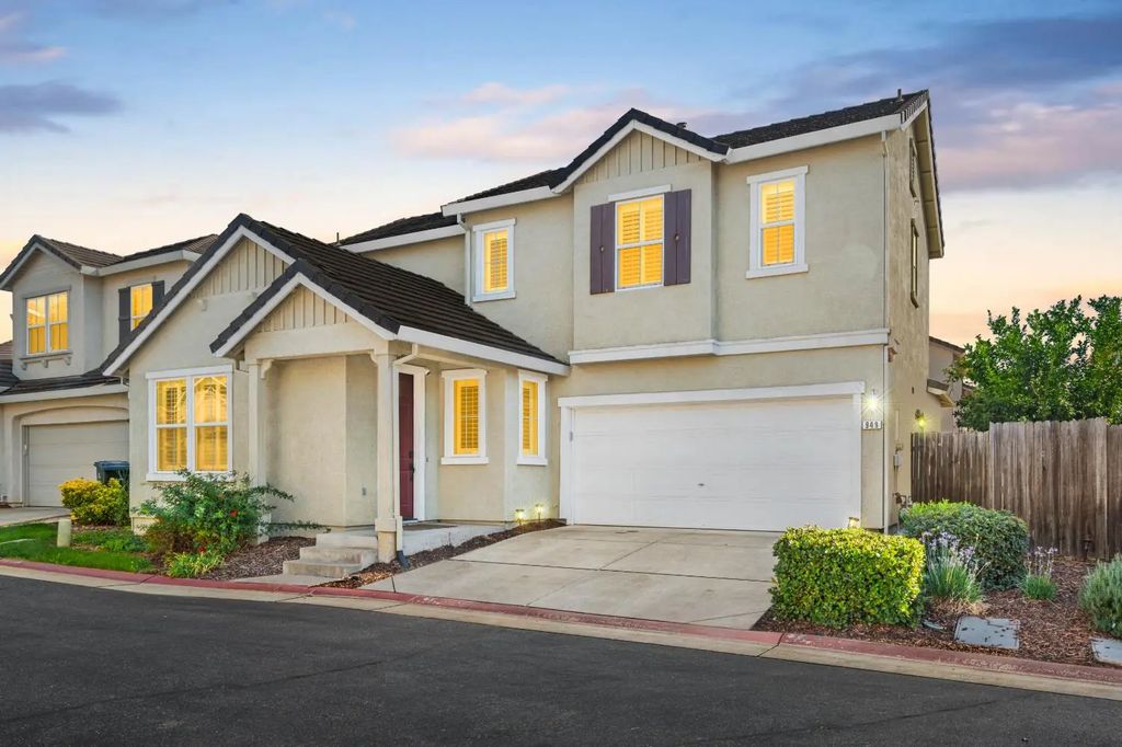 949 Courtyards Loop, Lincoln