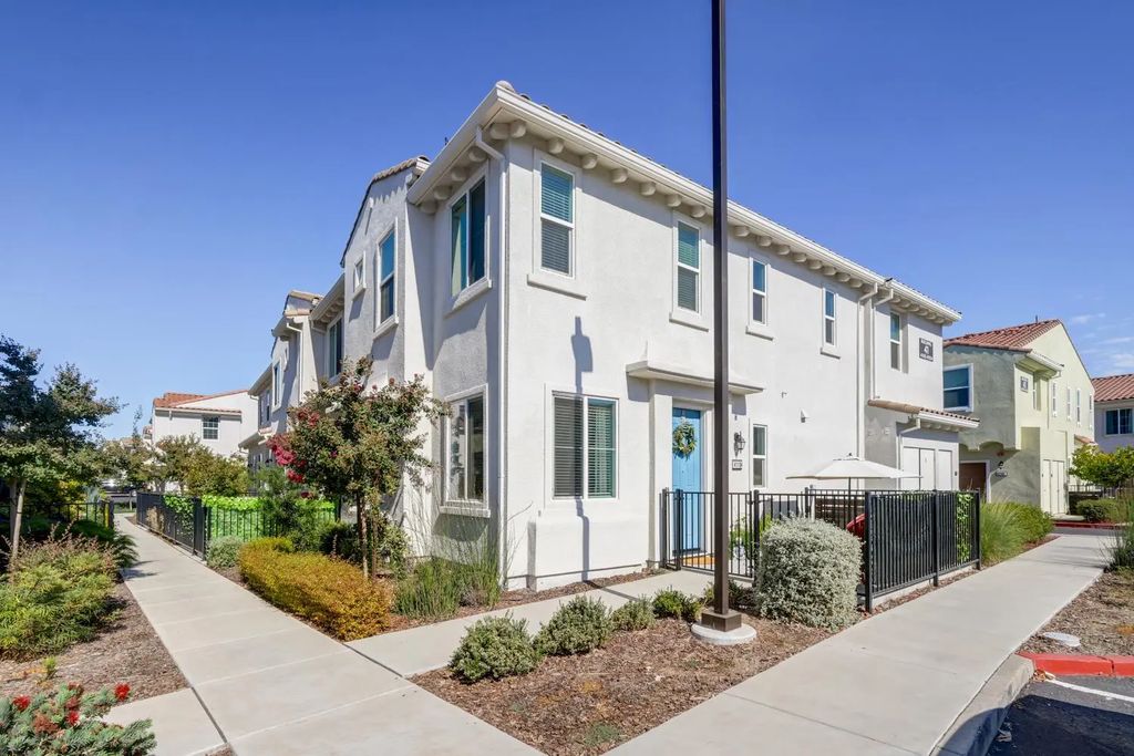 5301 E Commerce Way 41104, Sacramento