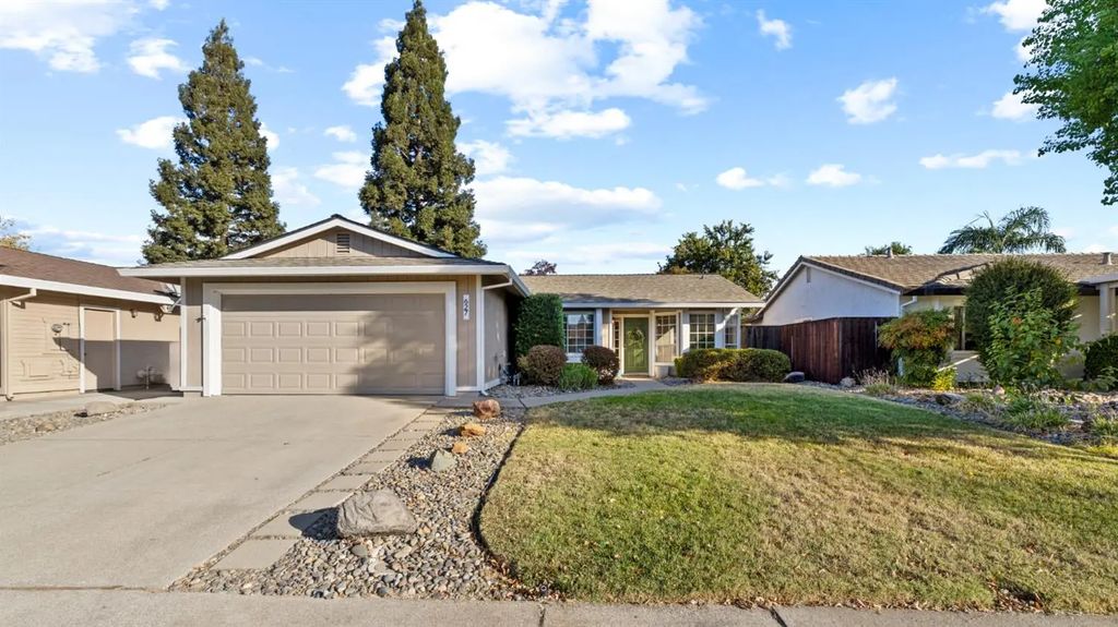 627 Oakborough, Roseville