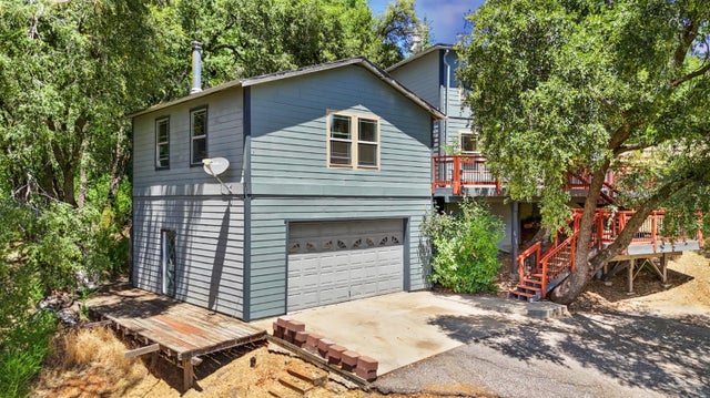 90 Tall Pines Court, Applegate