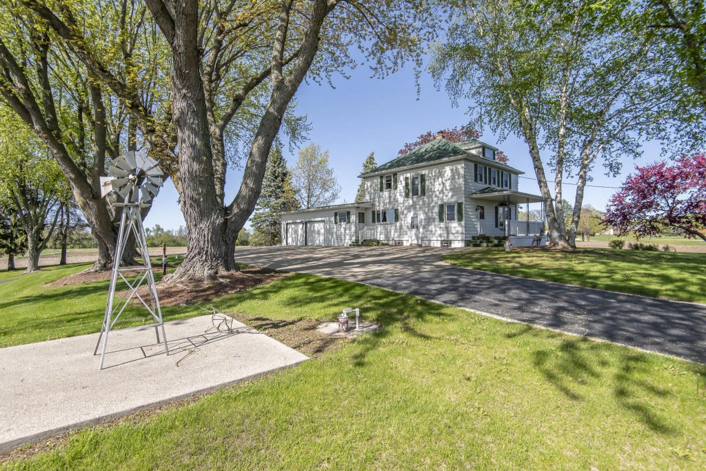 W1048 Concord Center Dr, Concord