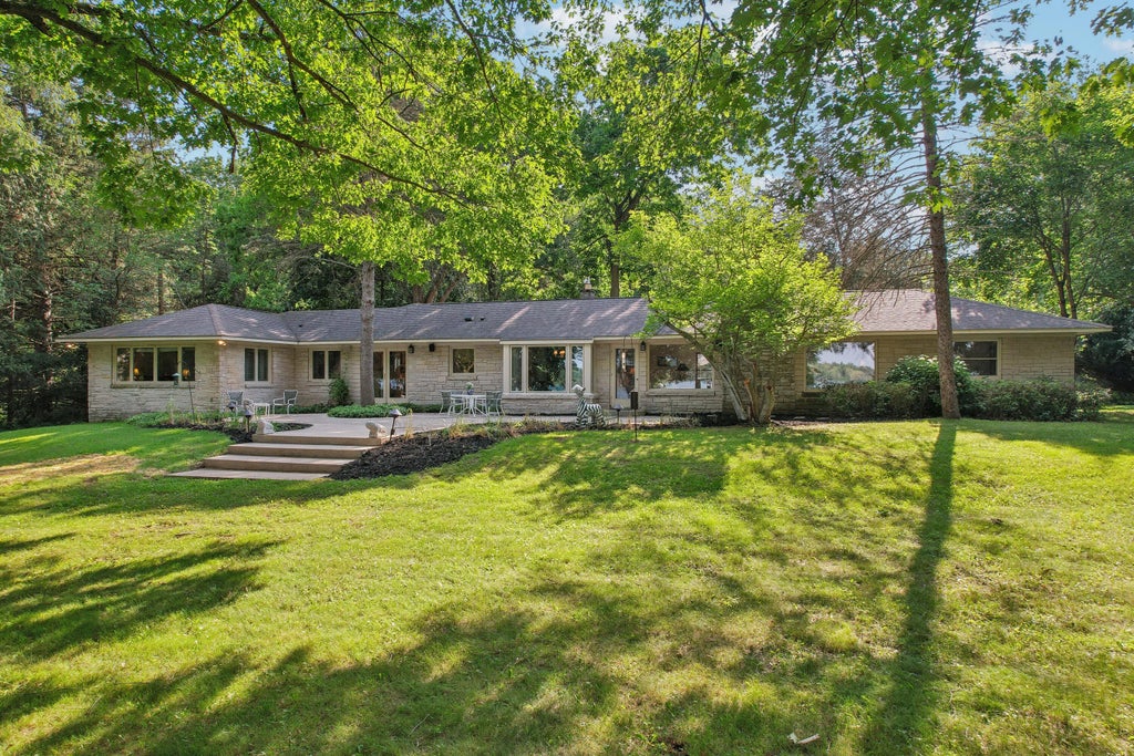 1330 N Dousman Rd, Summit