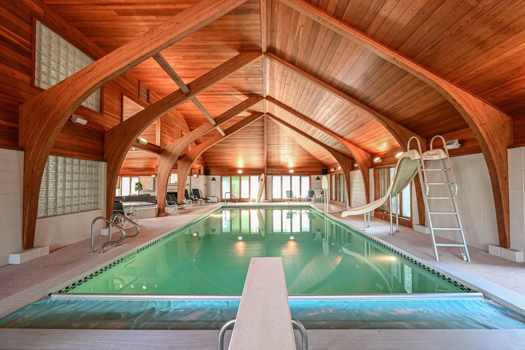 251 W Nokomis Ct, Fox Point