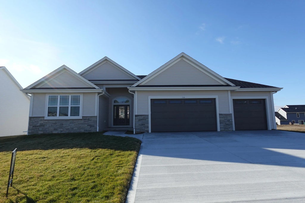 518 Woodside Ct, West Bend