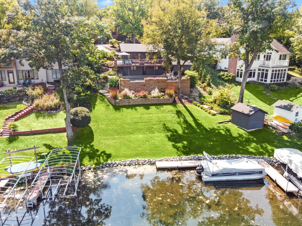 W5712 North Dr, La Grange