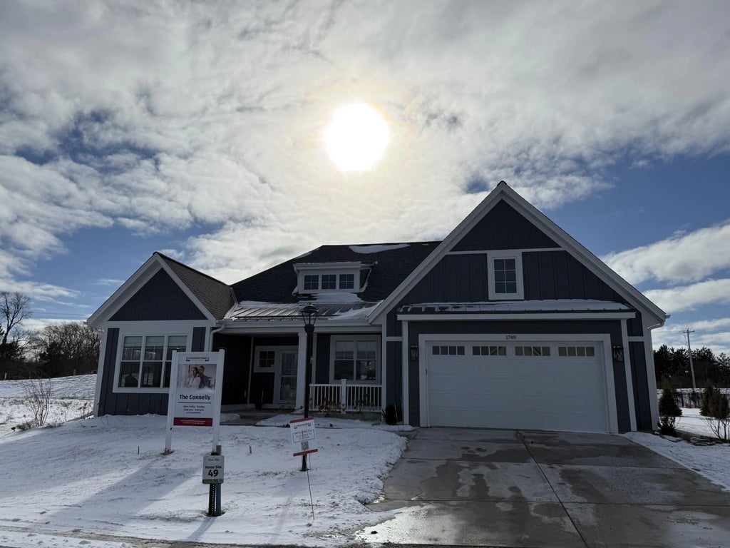 1749 N River Cir, River Hills